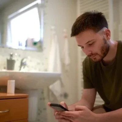 Ο κίνδυνος υγείας που απειλεί όλο και συχνότερα όσους πηγαίνουν τουαλέτα με το κινητό τους