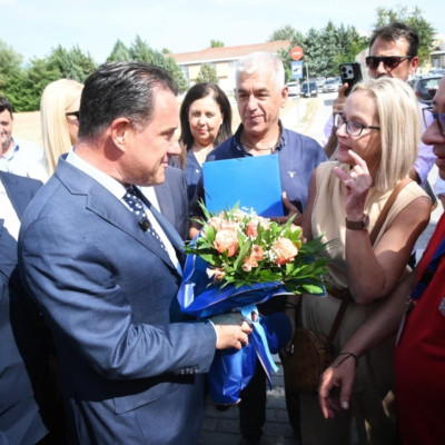 Με λουλούδια και λουκούμια στις Σέρρες ο Υπουργός Υγείας Άδωνις Γεωργιάδης