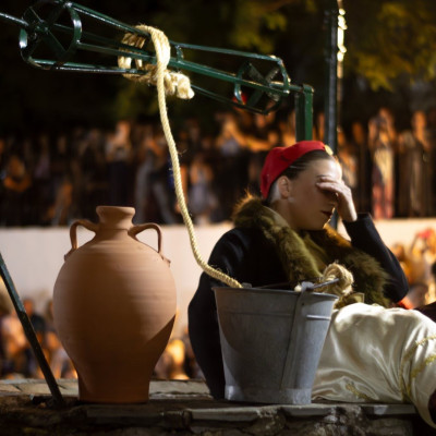 ΓΕΡΑΚΙΝΕΙΑ 2025: Με την αναπαράσταση της πτώσης της Γερακίνας στο πηγάδι άνοιξε η αυλαία των φετινών εκδηλώσεων