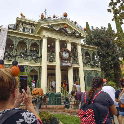 Θρίλερ στη Disneyland: Γυναίκα πέθανε έπειτα από βόλτα στο Haunted Mansion Θρίλερ στη Disneyland: Γυναίκα πέθανε έπειτα από βόλτα στο Haunted Mansion