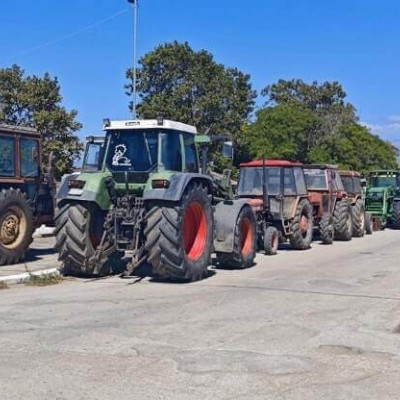 Σέρρες - Στην πλατεία του Πεθελινού oι αγρότες έβγαλαν τα τρακτέρ τους