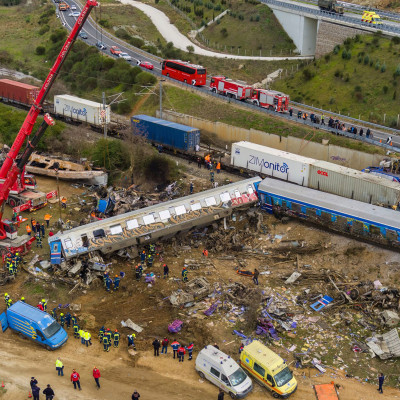 Κίνηση-ματ για Τέμπη: «Εάν η αιτία της πυρόσφαιρας είναι τα έλαια σιλικόνης, υπεύθυνες οι Bayer και Siemens»