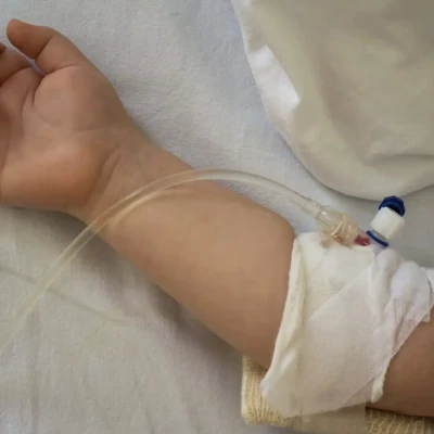 Σοκ: «Έλουσαν» βρέφος με καυτό τσάι – Εσπευσμένα στην Αθήνα με εγκαύματα