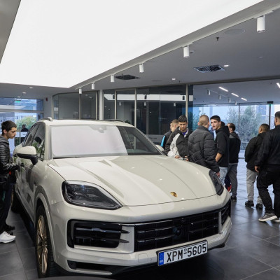 Η Porsche ενισχύει τις σχολές μαθητείας της ΔΥΠΑ στη Θεσσαλία με δωρεά σύγχρονων εργαλειοφόρων