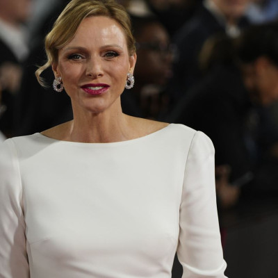 Κάντο όπως η Carrie | Η πριγκίπισσα Charlene με φόρεμα - κάπα & γόβες Manolo Blahnik