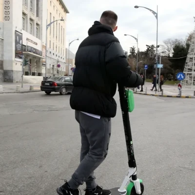 Θεσσαλονίκη: Ελεύθερος με επιτήρηση ο 13χρονος που άρπαξε πατίνι από νεαρό απειλώντας τον με μαχαίρι