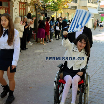 Συγκινητική στιγμή – Η πρώτη παρέλαση της μικρής Αλεξίας μετά τον τραυματισμό της από αδέσποτη σφαίρα Συγκινητική στιγμή – Η πρώτη παρέλαση της μικρής Αλεξίας μετά τον τραυματισμό της από αδέσποτη σφαίρα