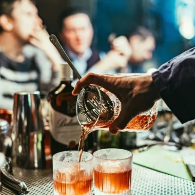 Θεσσαλονίκη: Δύο συλλήψεις εργαζομένων σε μπαρ - Επέτρεψαν σε 16χρονες να πιούνε αλκοόλ