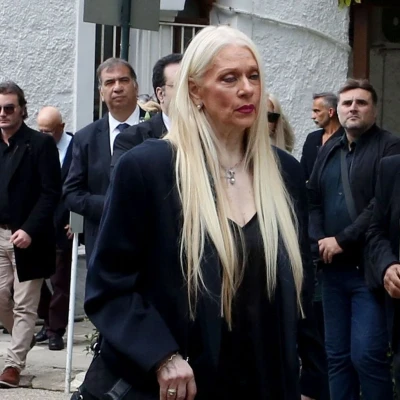 Το τελευταίο «αντίο» στον Γιώργο Νιάρχο – Καταρρακωμένη η Μάρα Θρασυβουλίδου