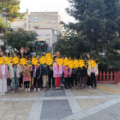 Πολιτεία των Ευχών: Μαθήτριες και μαθητές στολίζουν το Δέντρο των Παραμυθιών