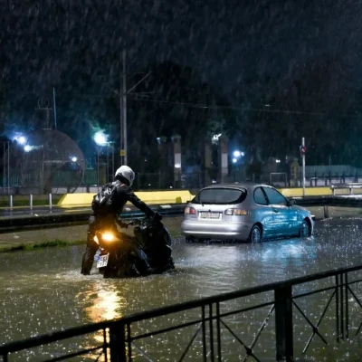 Η κακοκαιρία «Adel» έφτασε και στην Αττική - Πού υπάρχουν προβλήματα από την καταιγίδα