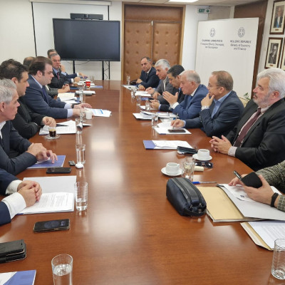 Η κυβέρνηση δίνει τη “χαριστική βολή” στην αυτοδιοίκηση με συνοδοιπόρο τη νεοδημοκρατική ηγεσία της ΚΕΔΕ