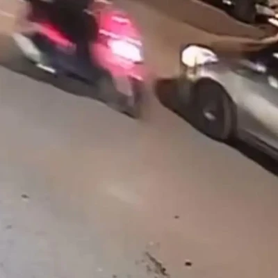 Τροχαίο στον Κολωνό: Η στιγμή που μεθυσμένη οδηγός μηχανής συγκρούεται με δύο αυτοκίνητα και μία μοτοσικλέτα