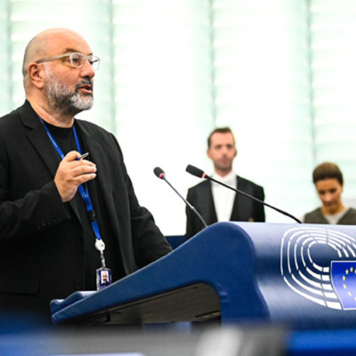 Σάκης Αρναούτογλου προς Κομισιόν: Η Ευρώπη τρέχει με πράσινο υδρογόνο – η Ελλάδα μένει χωρίς καύσιμο του μέλλοντος.