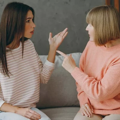 Τοξικοί συγγενείς: 5 τρόποι να προστατευτείτε χωρίς να τους κλείσετε την πόρτα