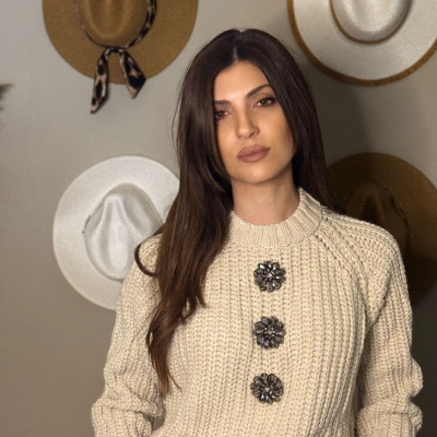 Πώς να φορέσεις το πουλόβερ: Styling tips από τη Λία Πανταζή για casual, office και βραδινά looks