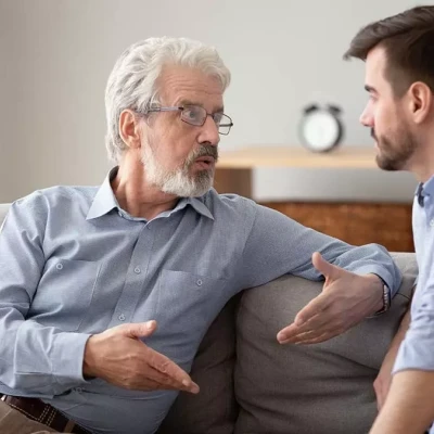 Νόσος Αλτσχάιμερ: H αδιόρατη αλλαγή στην ομιλία που μαρτυρά τη φθορά του νου