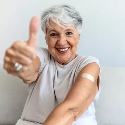 Γιατί τα εμβόλια «δουλεύουν» λιγότερο μετά τα 65; Οι ειδικοί εξηγούν