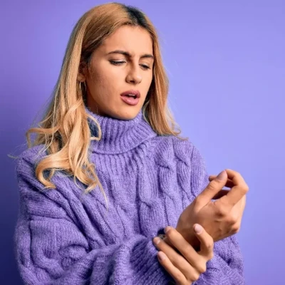 Γιατί έχετε συνέχεια κρύα χέρια και πόδια – Πώς θα τα ζεστάνετε