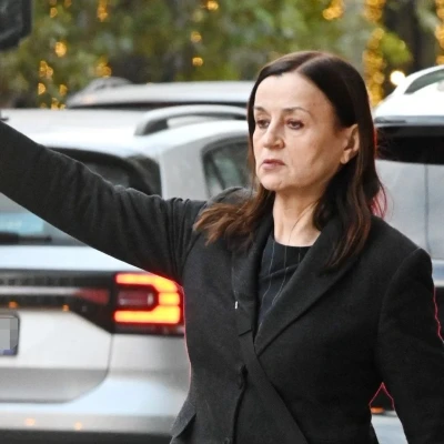 Καρυοφυλλιά Καραμπέτη: Σικ σε κάθε στιγμή της - Φωτό από το κέντρο της Αθήνας ενώ ψάχνει ταξί!