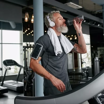 5 κλασικές ασκήσεις που διαλύουν το λίπος στην κοιλιά – Ιδανικές για 50χρονους