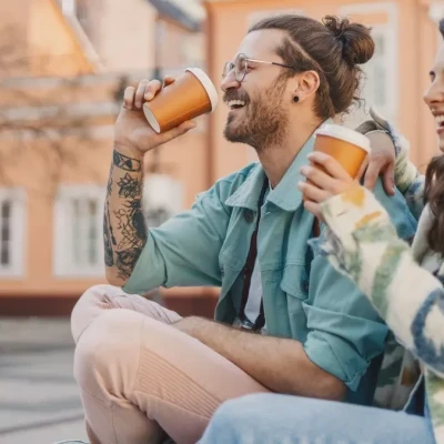 Παίρνετε καφέ απ' έξω; Μαζί του πίνετε και χιλιάδες μικροπλαστικά – Το ποτήρι κάνει τη διαφορά