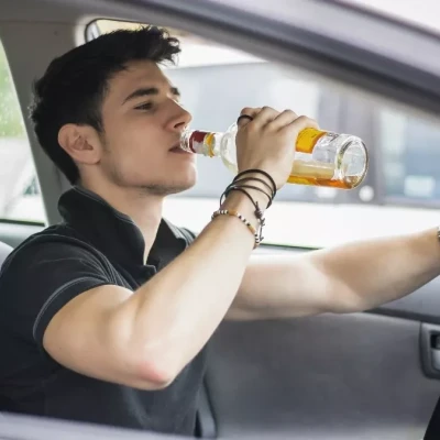 Τι θα συμβεί αν κόψουμε απότομα το αλκοόλ; Ένας γιατρός προειδοποιεί για τους κινδύνους