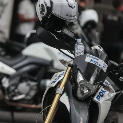 Συνελήφθησαν ανήλικοι να οδηγούν κλεμμένη μοτοσικλέτα στο Ίλιον