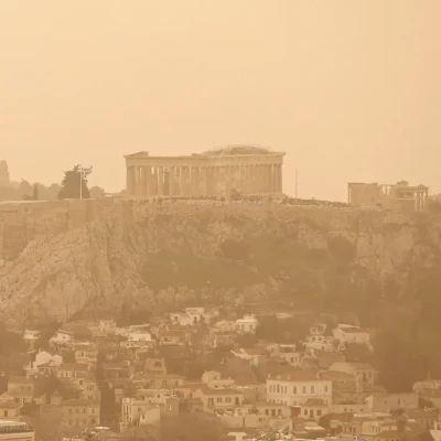 Δυστοπικές εικόνες στην Αθήνα λόγω αφρικανικής σκόνης - Αποπνικτική η ατμόσφαιρα