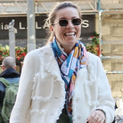 Μαριέττα Χρουσαλά: Κομψή και με χαμόγελο στους δρόμους της Αθήνας