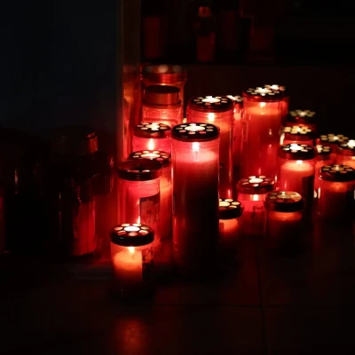 Άλκης Καμπανός: 19 κεριά στο σημείο που δολοφονήθηκε στη Θεσσαλονίκη 4 χρόνια μετά τη δολοφονία του