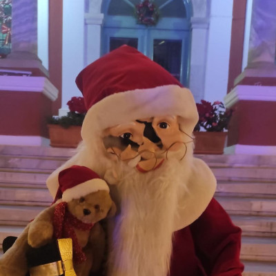 Χριστούγεννα - Σέρρες: Έσπασαν τον Άγιο Βασίλη μπροστά στη Νομαρχία