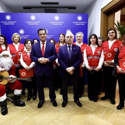 Χριστουγεννιάτικα κάλαντα από εθελοντές του Ελληνικού Ερυθρού Σταυρού στον Υπουργό Υγείας Άδωνι Γεωργιάδη