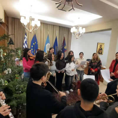 Τα κάλαντα των Χριστουγέννων στο Δημαρχείο από τους μαθητές του Μουσικού Σχολείου και τον Σύλλογο Εβριτών Ν. Σερρών