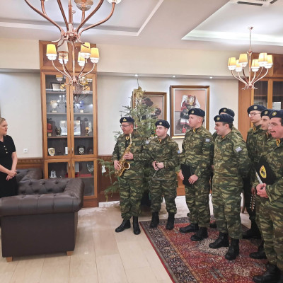 Χριστουγεννιάτικες μελωδίες και ευχές στη Δήμαρχο Σερρών Βαρβάρα Μητλιάγκα