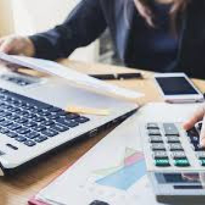 Για να προλάβουν τις εκκρεμότητες του 2025 πάνω από τους ηλεκτρονικούς υπολογιστές οι λογιστές