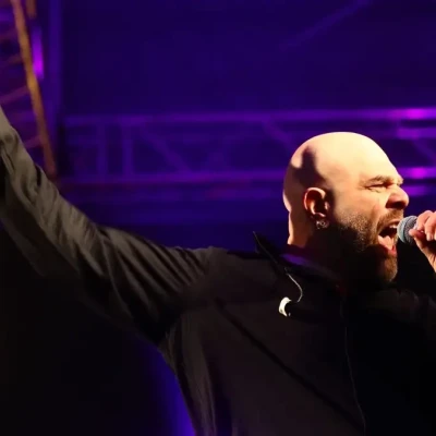 Ο Stavento δάκρυσε στη γιορτή της ΑΕΚ και ξεσήκωσε τον κόσμο με σύνθημα για την Ένωση έξω από την OPAP Arena