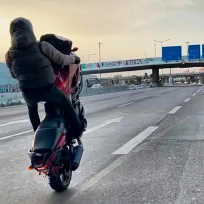 Συνελήφθησαν νεαροί που έτρεχαν με μηχανές και έκαναν σούζες στη λεωφόρο Αθηνών, οι δύο δεν είχαν καν δίπλωμα