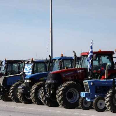 Χριστουγεννιάτικη Επανάσταση… με τρακτέρ και λαμπάκια