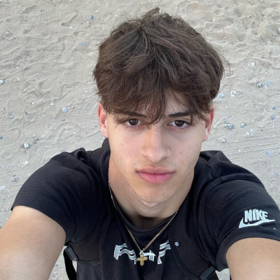 Survivor – Σταύρος Φλώρος: Ο 21χρονος τρεντάρει στο X – Τα απολαυστικά σχόλια και το «πουλέν»