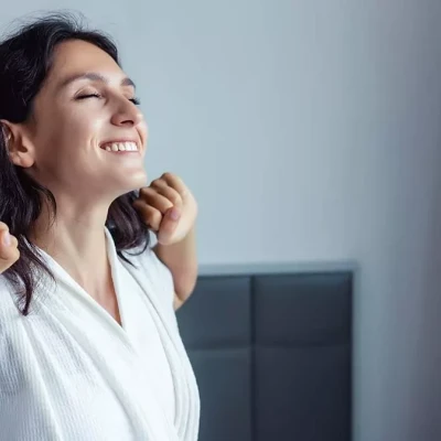 Γιατί ξυπνάμε νωρίτερα όσο μεγαλώνουμε; Οι επιστήμονες έχουν την απάντηση