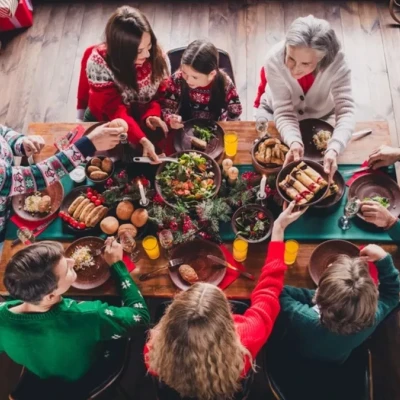 Εορταστικό τραπέζι: Τι προκαλεί ένα λουκούλλειο γεύμα στον εγκέφαλο – Το επικίνδυνο σενάριο