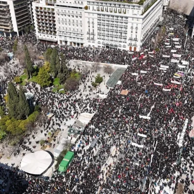 Τρία χρόνια από τα Τέμπη: Γέμισε με κόσμο η πλατεία Συντάγματος – Σε εξέλιξη η διαδήλωση
