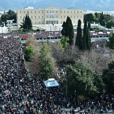 Δύο συλλήψεις και 67 προσαγωγές στην συγκέντρωση του Συντάγματος για τα Τέμπη