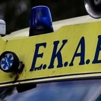 Σφοδρό τροχαίο με δύο τραυματίες στην Κορινθία – Αυτοκίνητο «καρφώθηκε» σε κολώνα