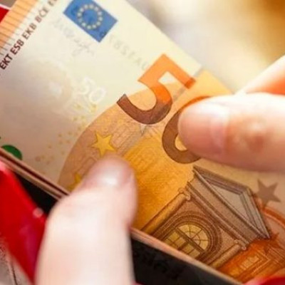 Νέα αύξηση στις αποδοχές των Δημοσίων Υπαλλήλων από τον Απρίλιο, στη βάση της αναπροσαρμογής του κατώτατου μισθού