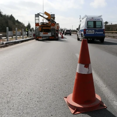 Εργασίες τοποθέτησης στηθαίων στην Εθνική Οδό Θεσσαλονίκης- Νέων Μουδανιών από την Περιφέρεια Κεντρικής Μακεδονίας