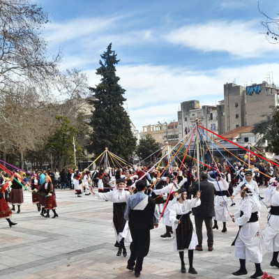 Μαθήτριες και μαθητές «έντυσαν» με χρώμα το κέντρο των Σερρών με το γαϊτανάκι