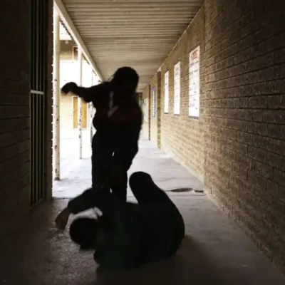 Κοζάνη: Ανήλικοι χτύπησαν με γροθιές συνομήλικό τους και συνελήφθησαν – Έχει τραύματα σε μάτι, πλάτη και χέρια