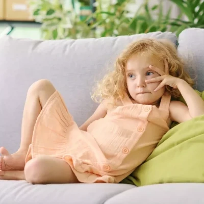 Γονείς: Πόσο να μας ανησυχήσει το παιδί που «βαριέται»; Ο ειδικός απαντά